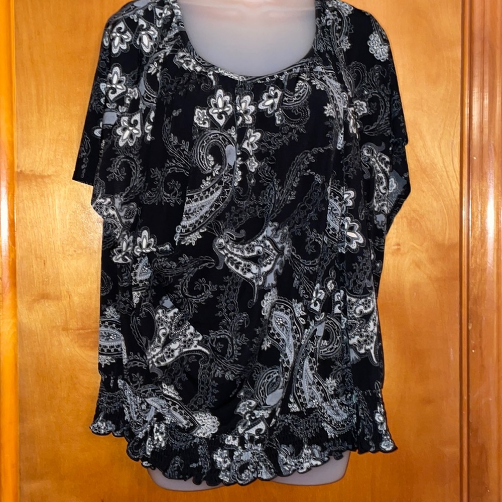Black gray and white printed short sleeve top